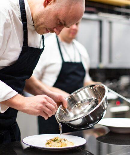 kuchař Lukáš Strnad vaří